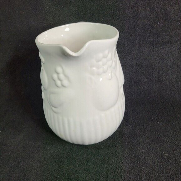 Libbey Tableware White Pitcher Embossed Apples Grapes Pears Fruit 7.5" 46 oz - Picture 2 of 6